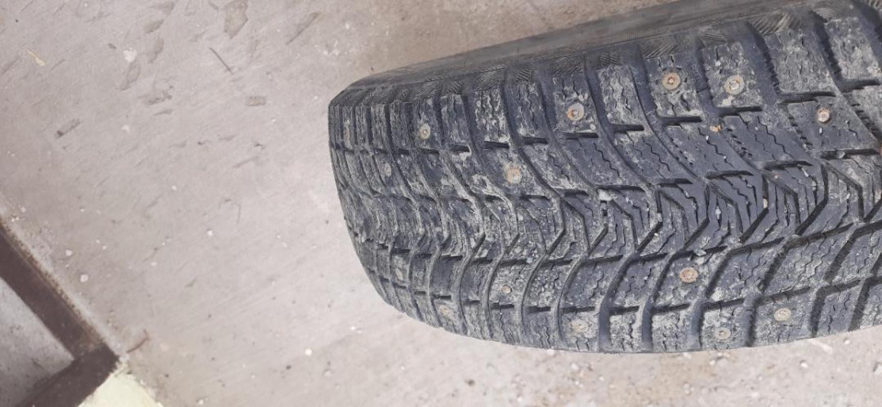 Комплект резины мишлен ice north 3 r16/215/60 в хорошем состоянии, шипов около 70% - Орск