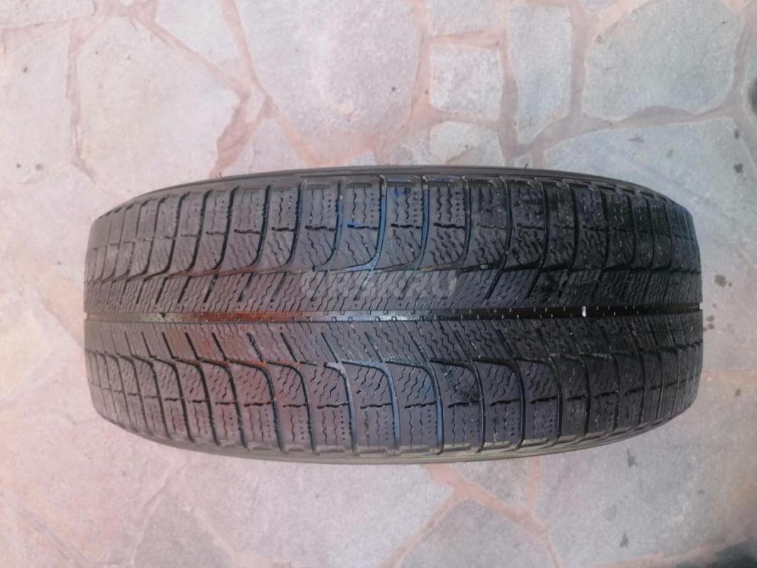 Продам зимнюю резину б/у липучка MICHELIN mode in Thailand
215/60 R17 в хорошем состоянии 25000р - Орск