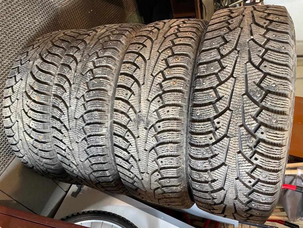 Nokian Hakkapeliitta в идеальном состоянии, протектор в отличном состоянии, шипы почти все на месте, - Орск