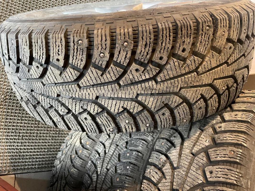 Nokian Hakkapeliitta в идеальном состоянии, протектор в отличном состоянии, шипы почти все на месте, - Орск