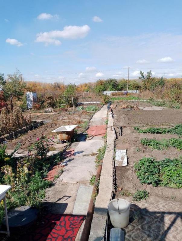 Продам садовый участок 6 соток в СНТ Урал, на участке находится небольшой домик с кладовой, баня, ду - Орск