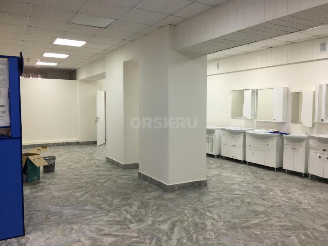 Сдается в аренду отдельное  помещение под магазин , офис, площать 92 кв. - Орск