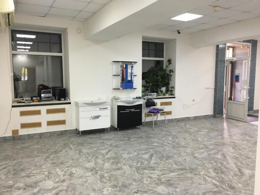 Сдается в аренду отдельное  помещение под магазин , офис, площать 92 кв. - Орск
