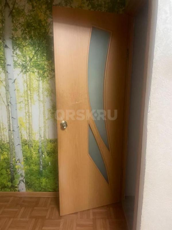 продам мебель в хорошем состоянии, дверь, высокая тумба и подвесной шкафчик - 400р, стол - 800р, при - Орск