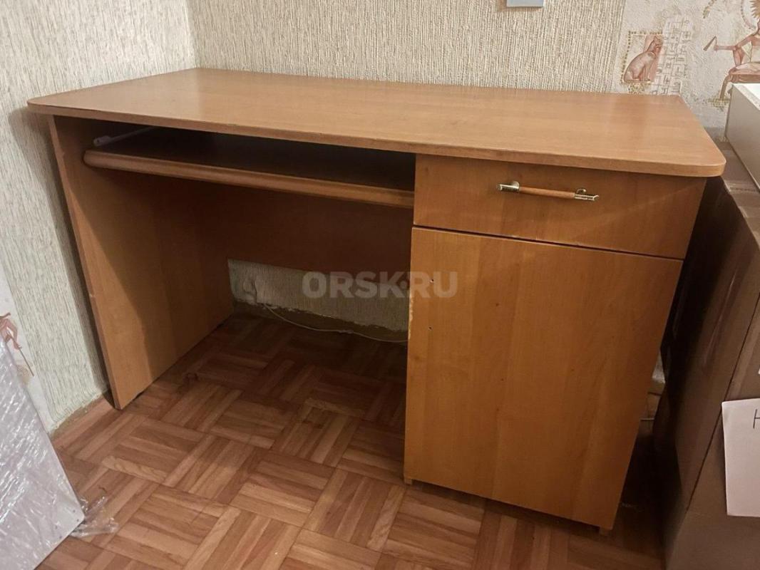 продам мебель в хорошем состоянии, дверь, высокая тумба и подвесной шкафчик - 400р, стол - 800р, при - Орск