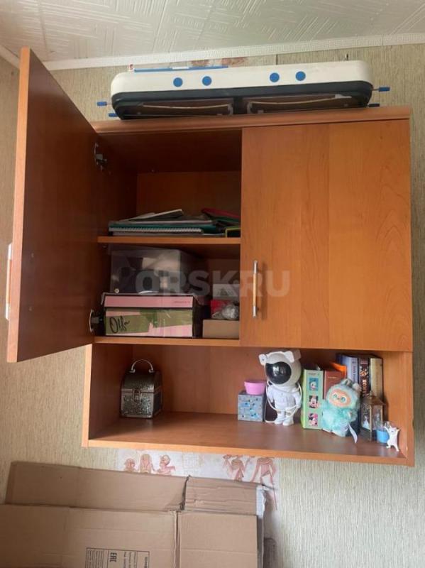 продам мебель в хорошем состоянии, дверь, высокая тумба и подвесной шкафчик - 400р, стол - 800р, при - Орск