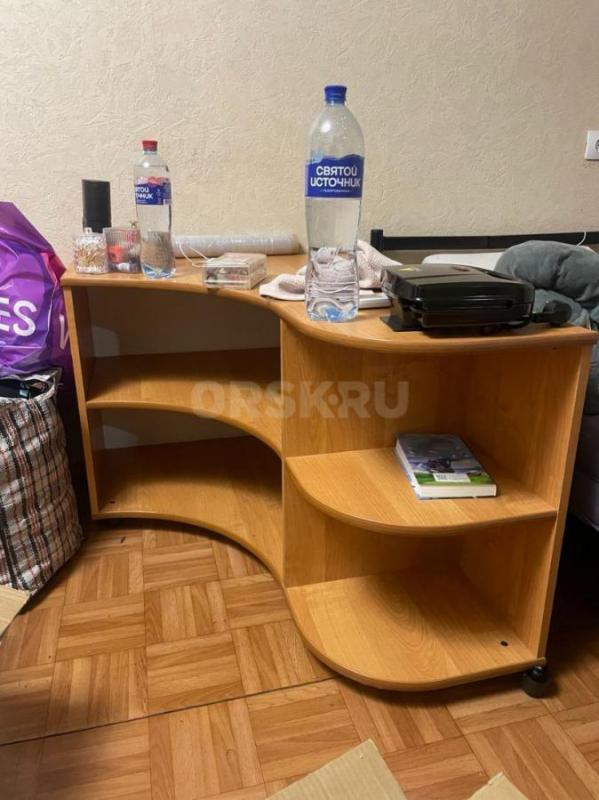 продам мебель в хорошем состоянии, дверь, высокая тумба и подвесной шкафчик - 400р, стол - 800р, при - Орск