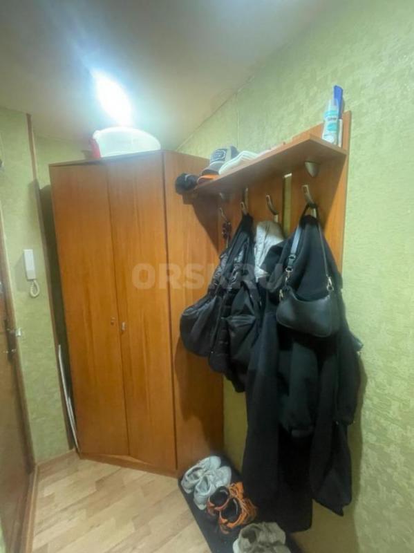 продам мебель в хорошем состоянии, дверь, высокая тумба и подвесной шкафчик - 400р, стол - 800р, при - Орск