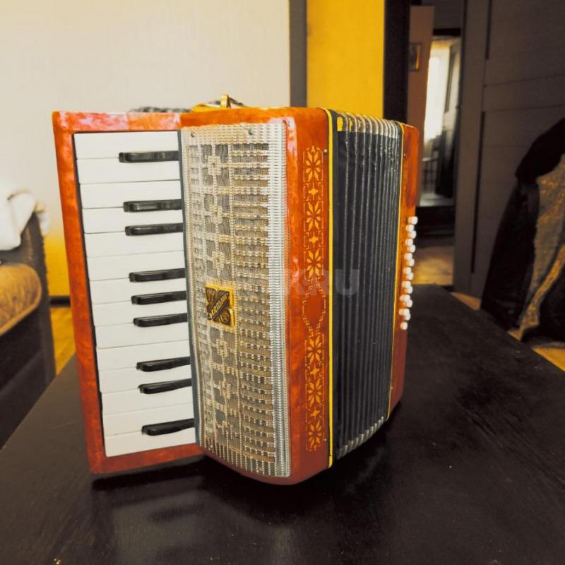 Аккордеоны Малыш (5000) и Роял Стандарт (30000)
Состояние отличное - Орск