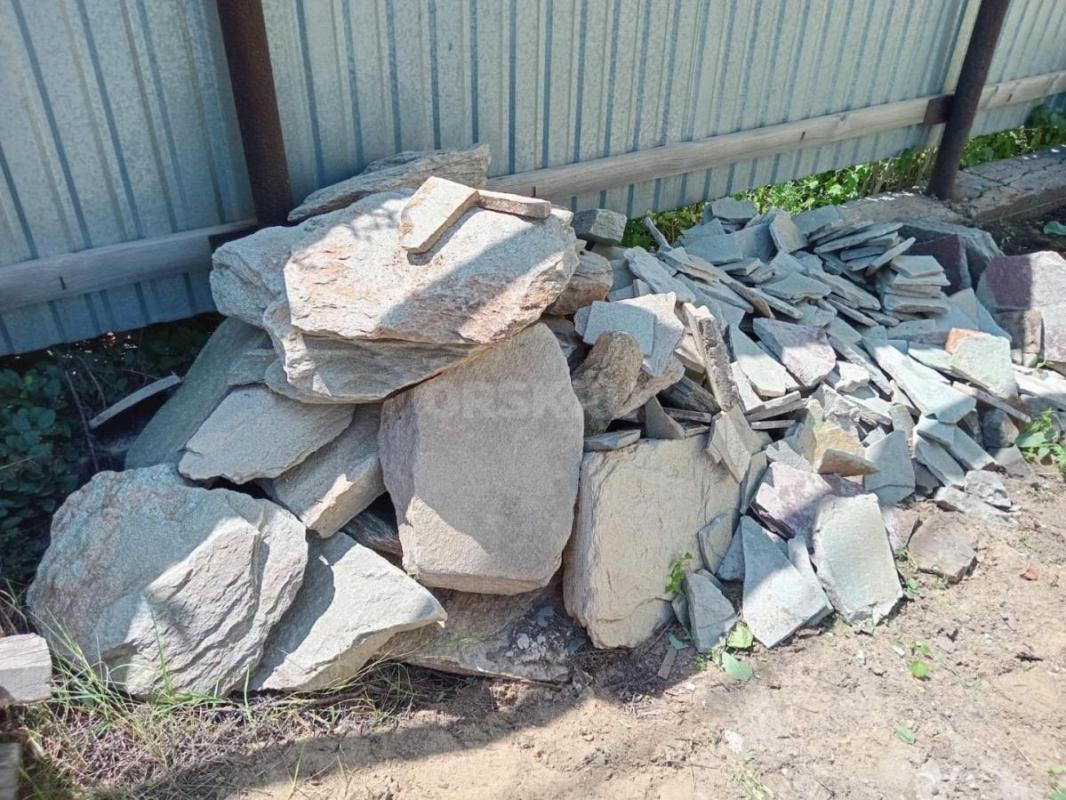 Продам: камни, шпильки с гайками, поддоны1.2×1.2м -30шт по100р. - Орск