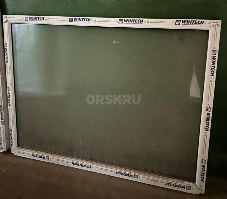 Продам новую пластиковую входную дверь со стеклом 5000р. (2,5х1) можно использовать как окно. - Орск