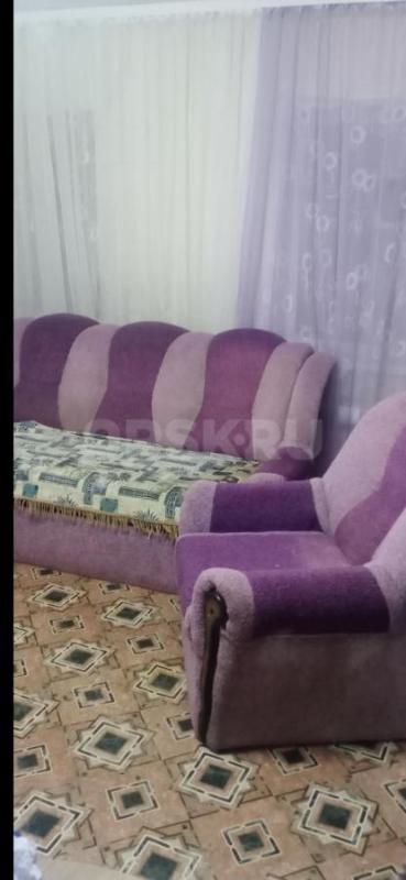 Продам сиреневый диван и кресло 10000, бежевое кресло , шкаф и кресло отдам даром - Орск