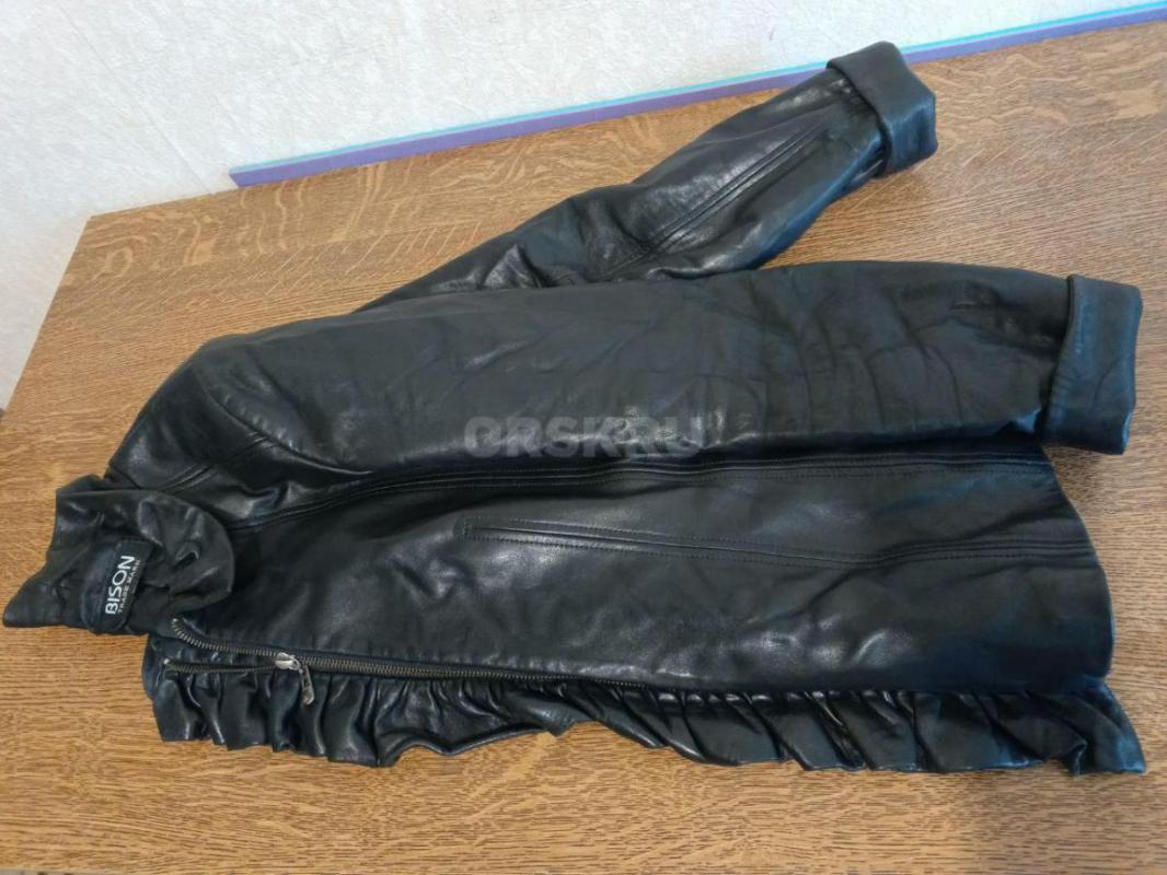 Продам молодежные женские курточки из натуральной кожи: 1-3 фото размер  2XL,4 фото-размер L,на 5-6 - Орск