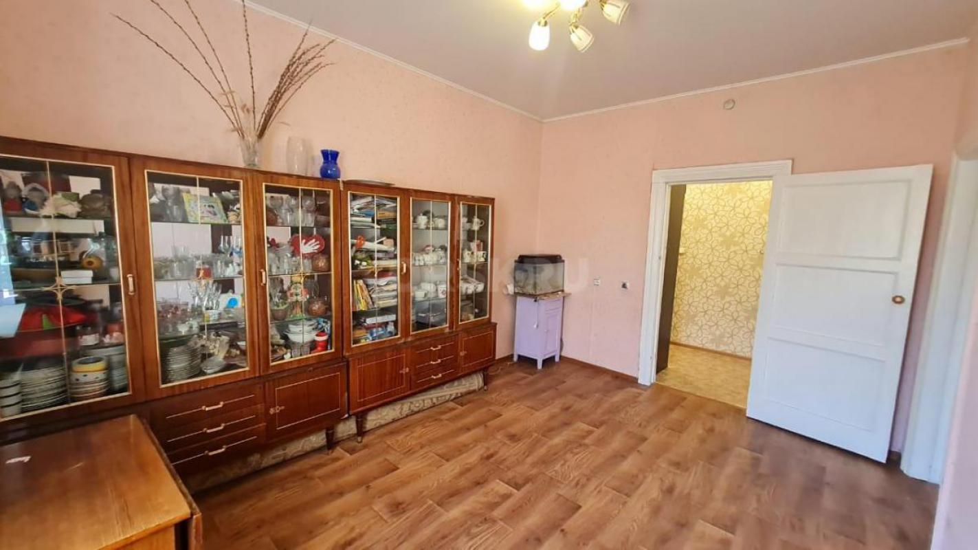 Продам просторную 3-х комнатную квартиру, расположенную на 2-м этаже 2-х этажного дома по адресу: ул - Орск