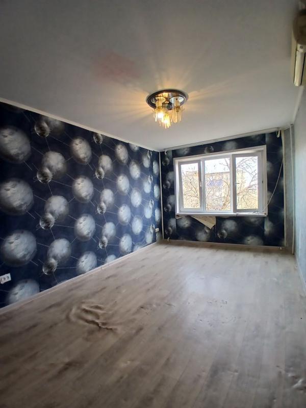 Продается 3-комнатная квартира на комфортном этаже с раздельными комнатами   по адресу: г. - Новотроицк