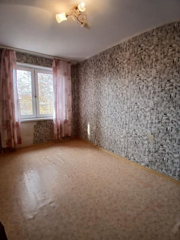 Продается 3-комнатная квартира на комфортном этаже с раздельными комнатами   по адресу: г. - Новотроицк