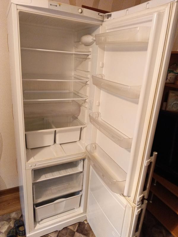 Продам холодильник Indesit на запчасти, морозилка рабочая а верх нет... - Новотроицк