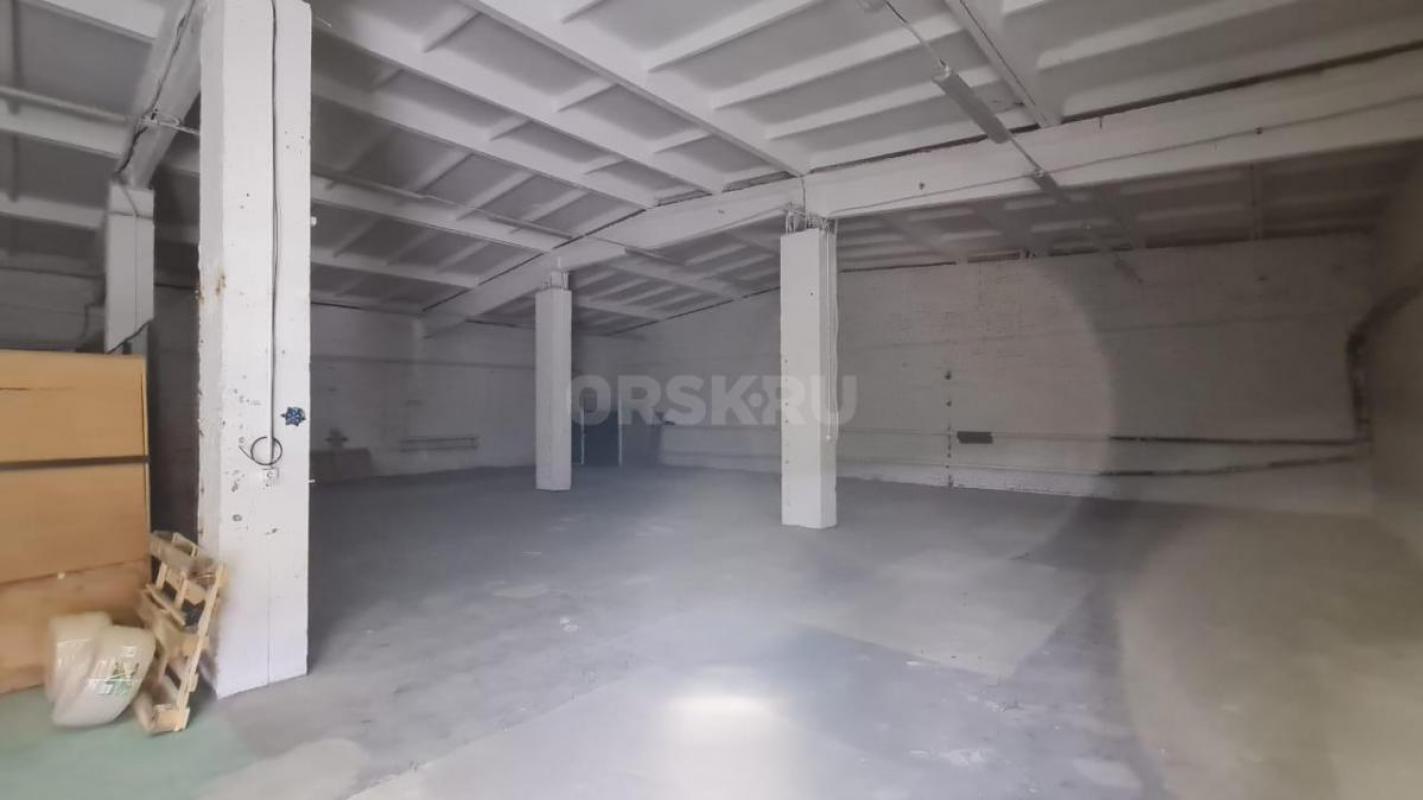 Продам просторное, нежилое 1-этажное помещение с подвалом на земельном участке по адресу: г. - Орск