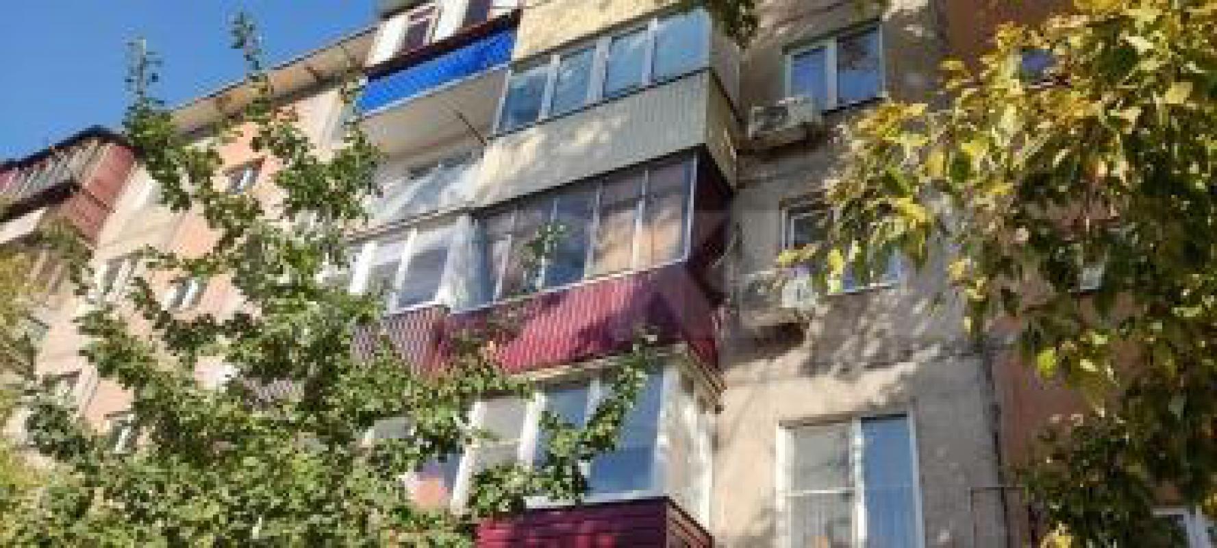 Продам двухкомнатную квартиру, расположенную на 3-м этаже пятиэтажного панельного дома по ул. - Орск