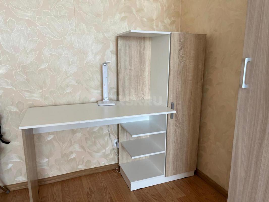 Продам письменный -компьютерный стол с полочками . - Орск