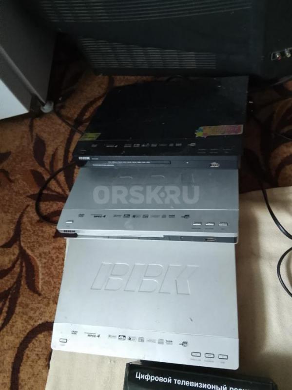 Продам телевизор кухонный с пультом за 300 рублей , двд на запчасти , кабеля , шнуры , пульты на кин - Орск