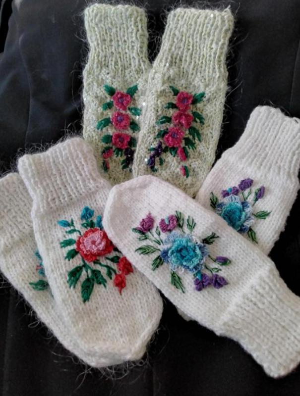 Пуховые варежки с ручной вышивкой 
Район ул Строителей - Орск