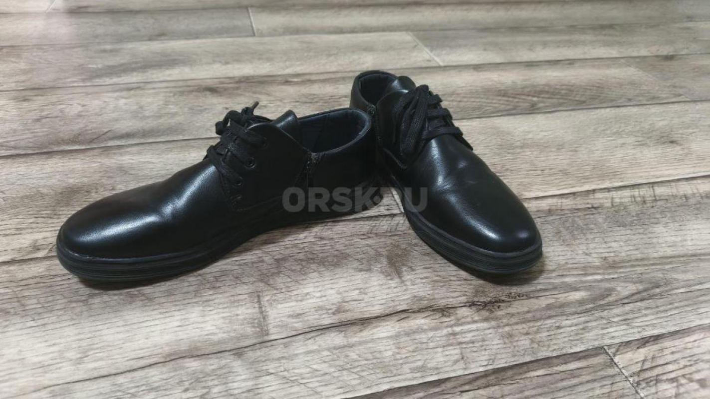 Продам в отличном состоянии вещи 
Куртка рост 152 осень 500 рублей 
Джинсы 146 см 200 рублей 
Туф - Орск