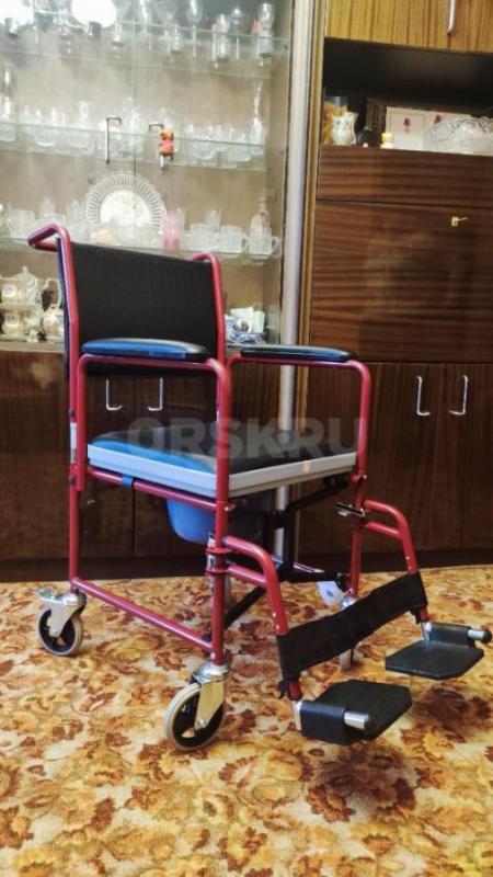Санитарное кресло для инвалидов и маломобильных людей . - Орск