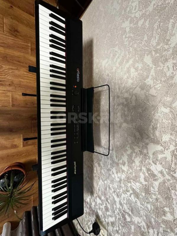 Продам цифровое пианино Artesia Performer (88 клавиш, цвет черный) в  отличном состоянии (ребенок за - Орск