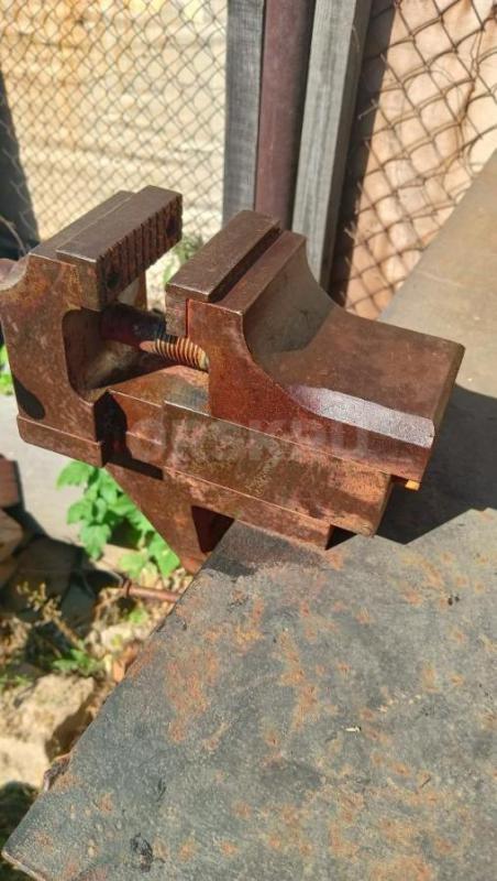 Продам тиски пр-во Россия стальные вес 13,5 кг - Орск