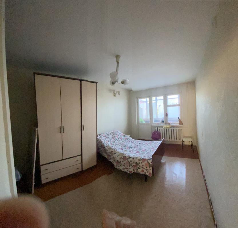 Двухкомнатная, ходы раздельно, 33 кв м жилая, одна комната с нишей, окна на разные стороны, требуетс - Екатеринбург