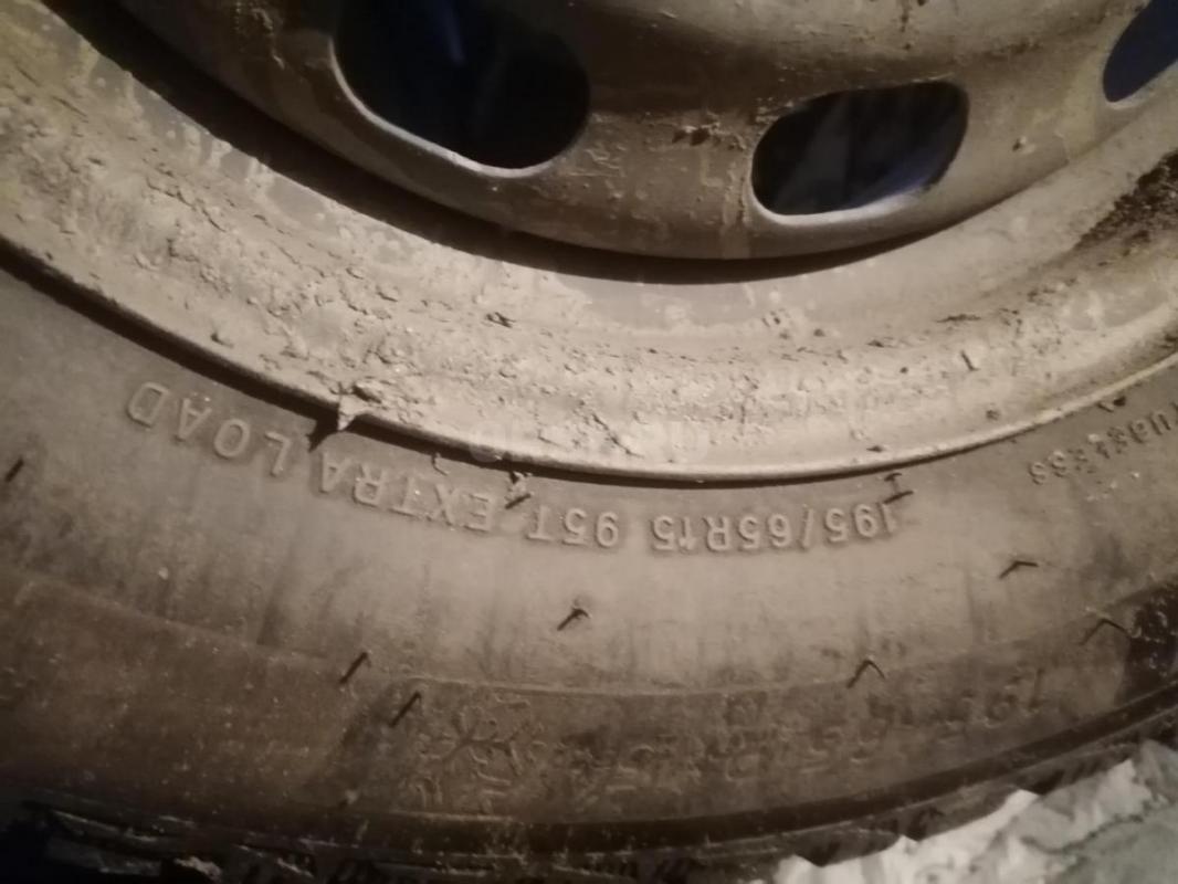 Продам комплект зимней резины на дисках (4штуки) R15 разболтовка 5*108 стояла на форд фокус 2 резина - Орск