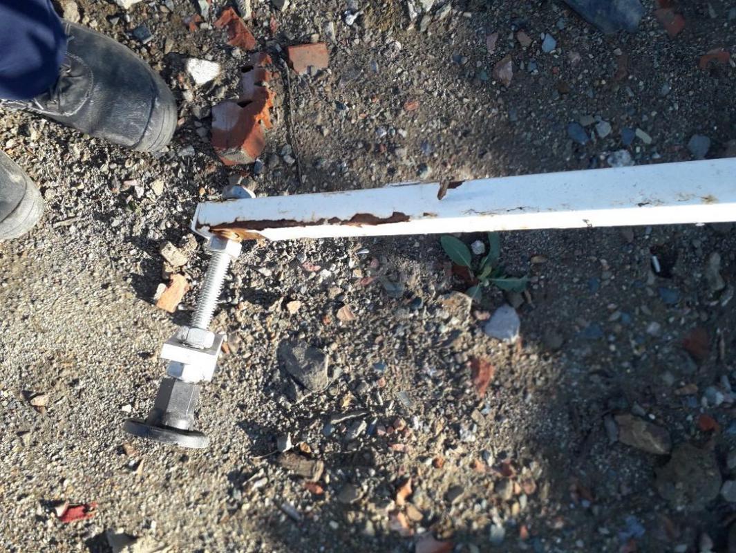 Ножки от акриловой ванны, 80*80, 80*120см- нет среднего болта, сломано одно крепление к ванне, ржа. - Орск