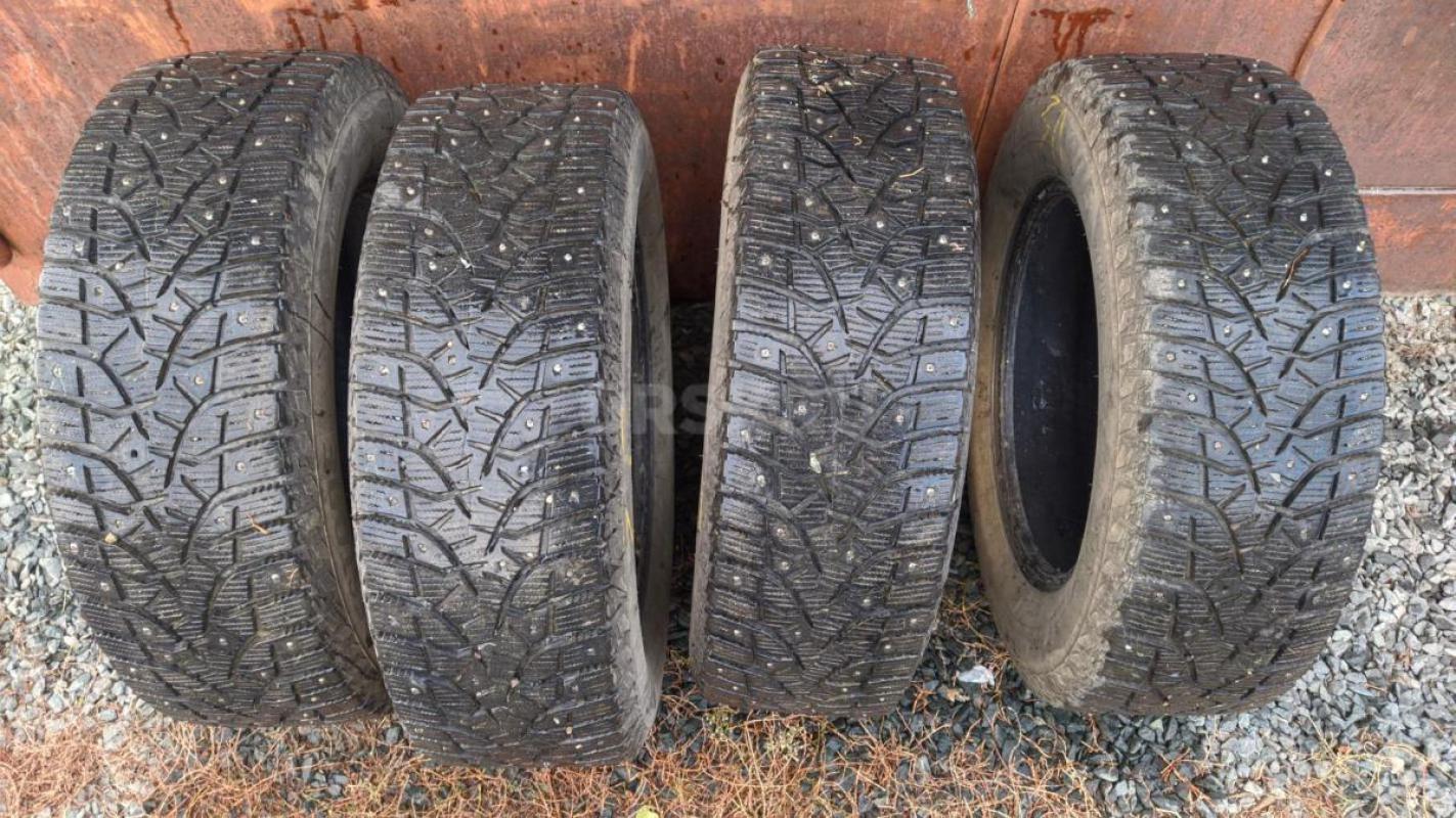 Продам комплект зимних шипованых шин Bridgestone Blizzak spike-02 SUV 215/65 R16. - Орск