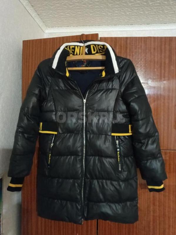 Продам парку для подростка с отстегивающем капюшоном и мехом на рост 140-146 см. - Орск