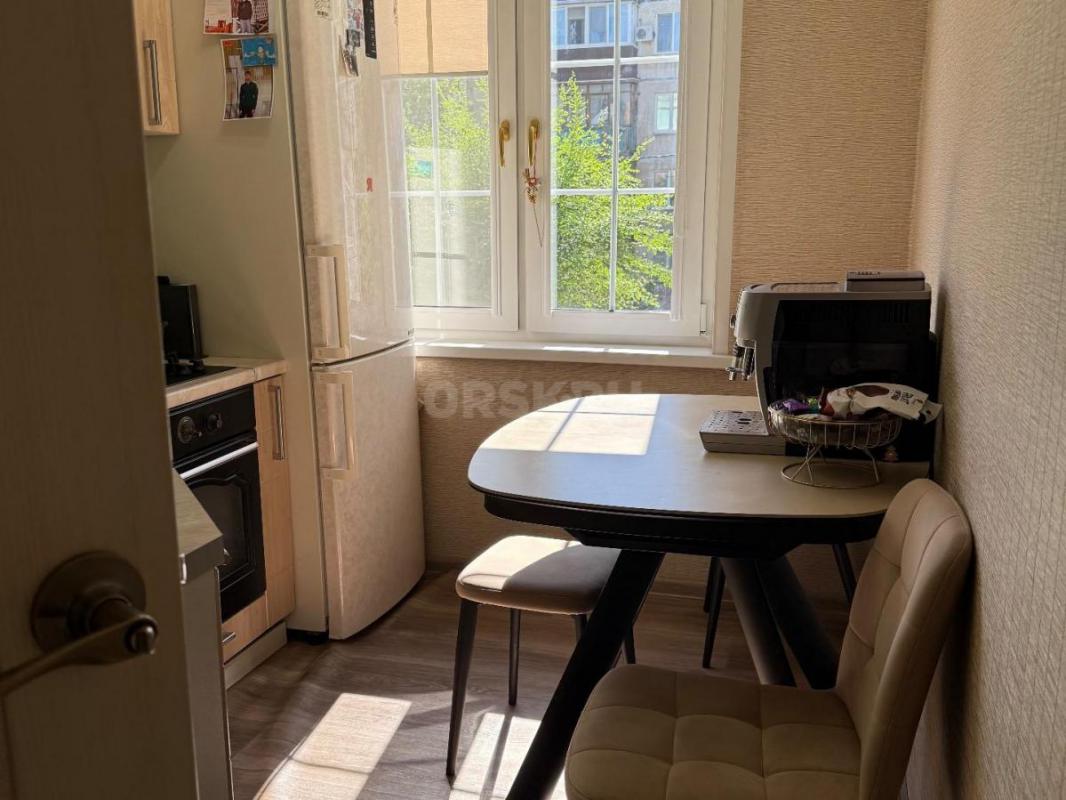 Продаётся уютная трёхкомнатная квартира площадью 62 квадратных метра на втором этаже пятиэтажного па - Орск