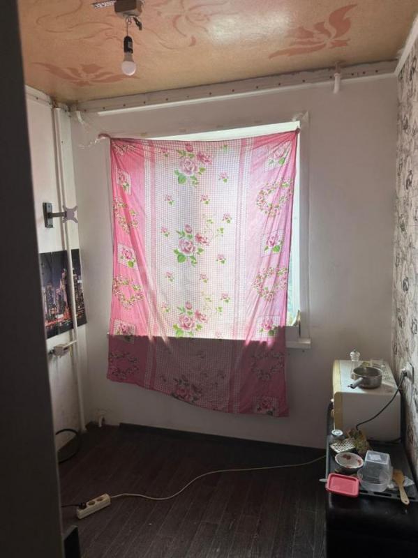 Продается 1/2 доля просторной трехкомнатной квартиры , ул. - Орск