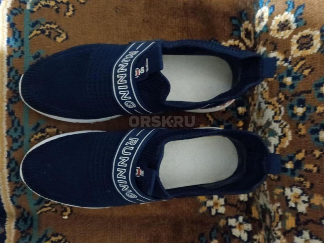 Продам мужские кроссовки 44(43) размера темно-синего цвета в идеальном состоянии за 500 рублей - Орск