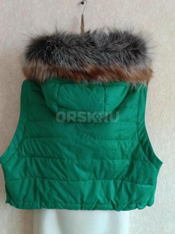Продам новую женскую безрукавку на синтепоне  с отстегивающейся меховой опушкой из натурального меха - Орск