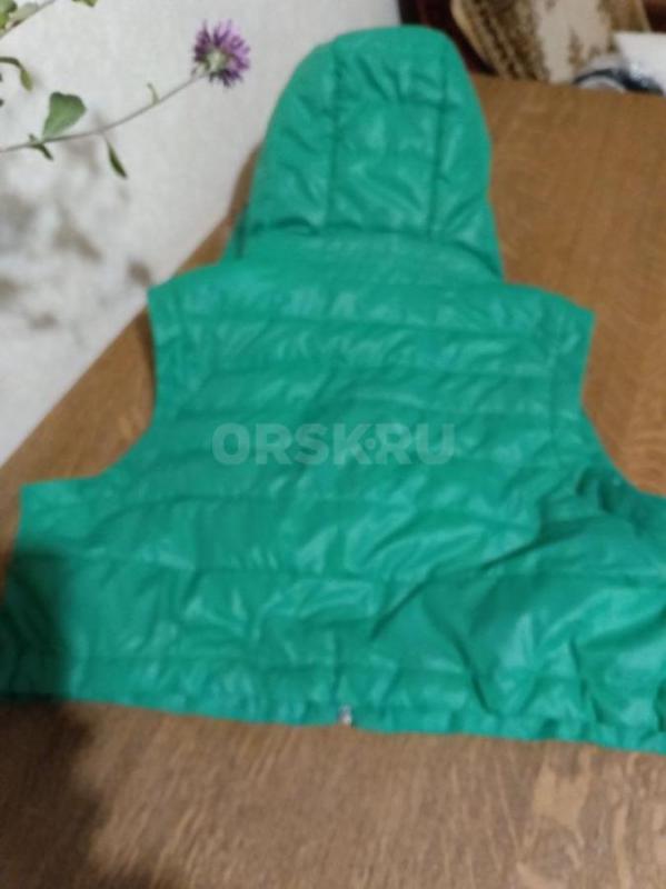 Продам новую женскую безрукавку на синтепоне  с отстегивающейся меховой опушкой из натурального меха - Орск