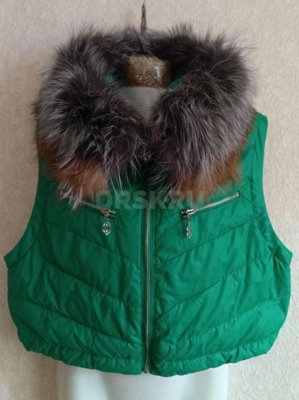 Продам новую женскую безрукавку на синтепоне  с отстегивающейся меховой опушкой из натурального меха - Орск