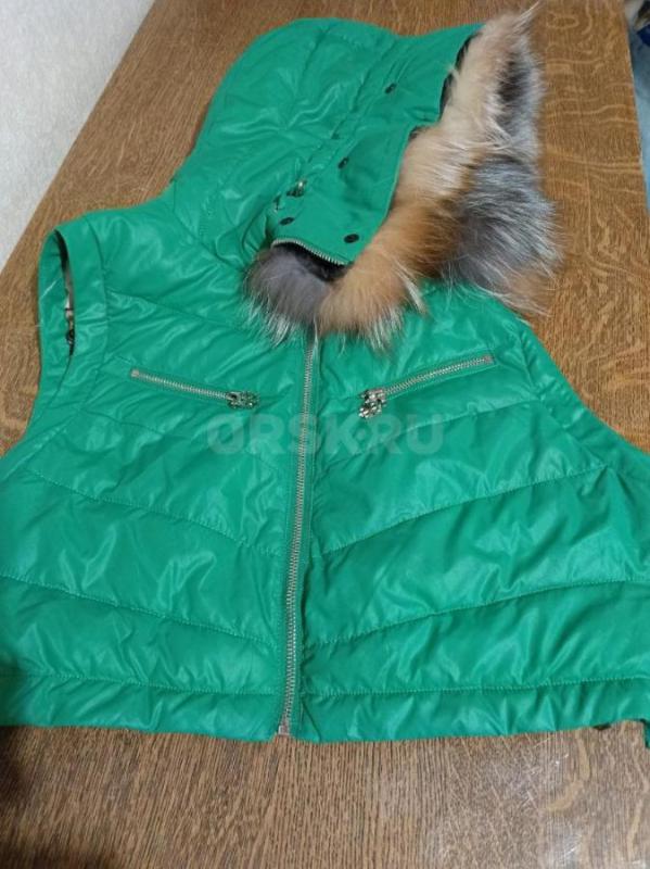 Продам новую женскую безрукавку на синтепоне  с отстегивающейся меховой опушкой из натурального меха - Орск