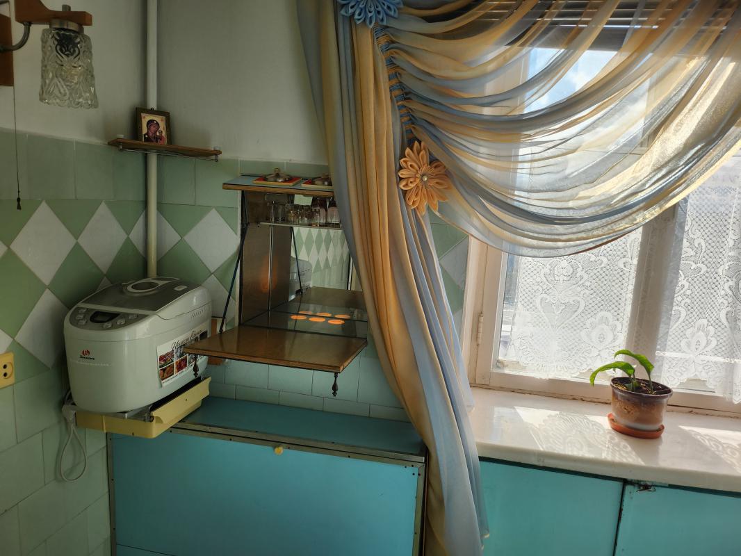 Продается 2-х комнатная квартира в кирпичном 9-этажном доме,  в г. - Новотроицк