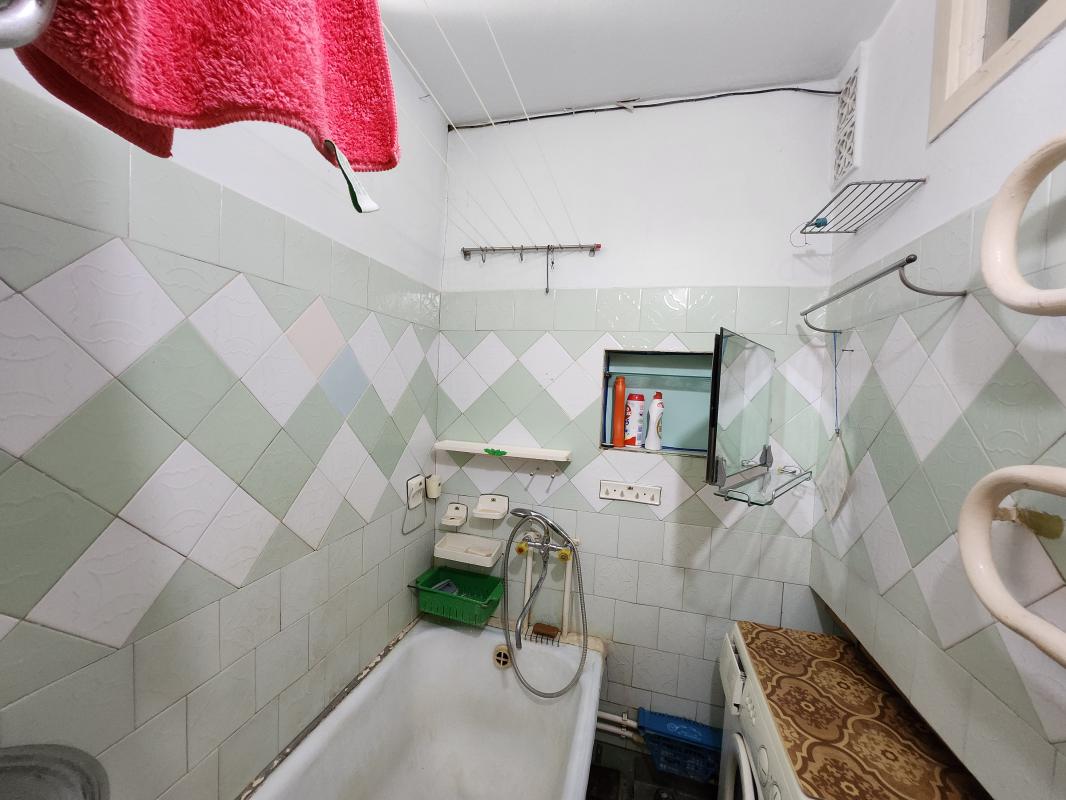 Продается 2-х комнатная квартира в кирпичном 9-этажном доме,  в г. - Новотроицк