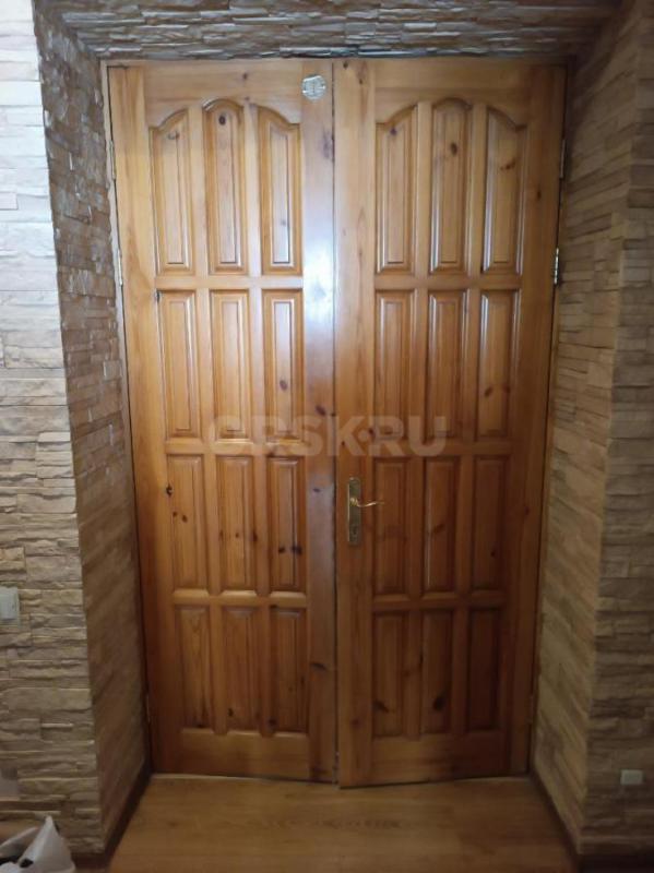 В связи с выездом продам двери 1-2х створчатые из массива сосны 235 на 127 по 3 тыс. руб., дверь бал - Орск