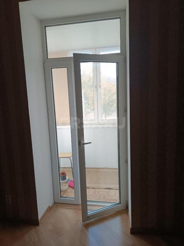 В связи с выездом продам двери 1-2х створчатые из массива сосны 235 на 127 по 3 тыс. руб., дверь бал - Орск