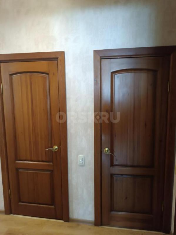 В связи с выездом продам двери 1-2х створчатые из массива сосны 235 на 127 по 3 тыс. руб., дверь бал - Орск