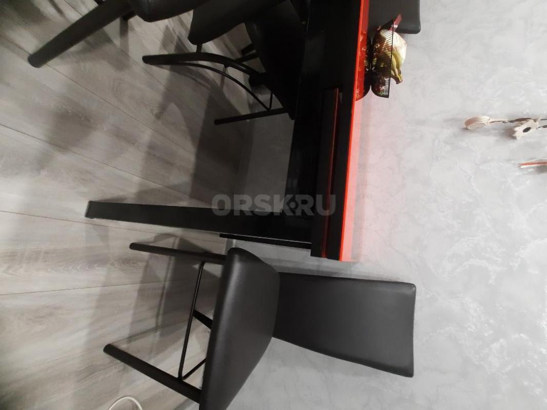 КУХОННЫЙ СТОЛ В ХОРОШЕМ СОСТОЯНИИ, СТЕКЛО, МЕТАЛЛИЧЕСКИЙ КАРКАС. 110*75, В РАЗЛОЖЕНОМ ВИДЕ 170*75. - Орск
