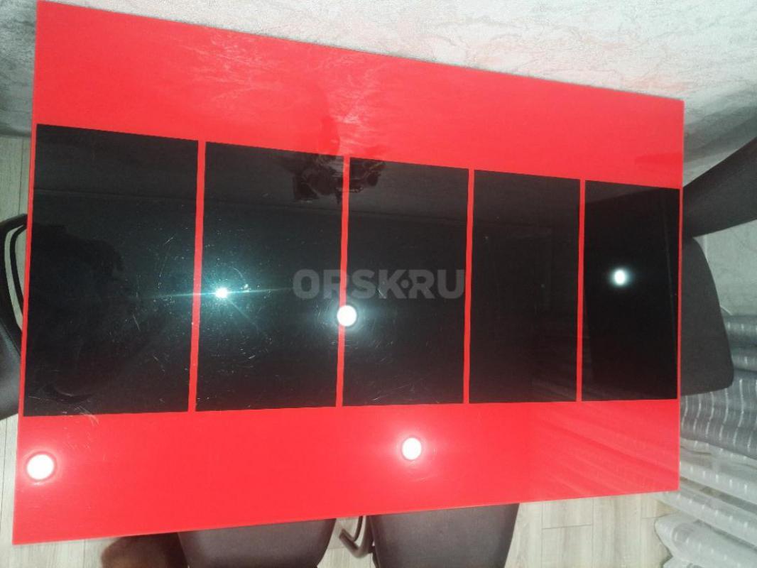 КУХОННЫЙ СТОЛ В ХОРОШЕМ СОСТОЯНИИ, СТЕКЛО, МЕТАЛЛИЧЕСКИЙ КАРКАС. 110*75, В РАЗЛОЖЕНОМ ВИДЕ 170*75. - Орск