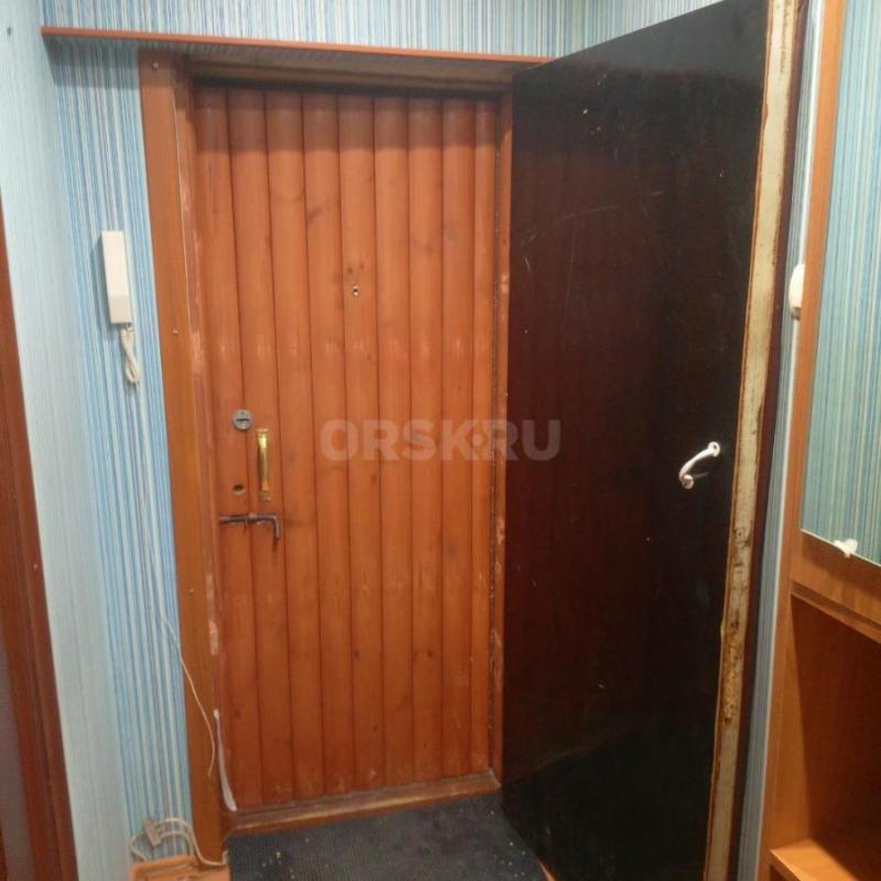 Сдам двухкомнатную квартиру на втором этаже только семейным, остановка Станиславского частично мебли - Орск